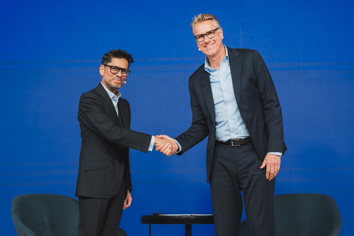 Miran Ali and Colin Browne shaking hands on stage at the Cascale Annual Meeting 2024