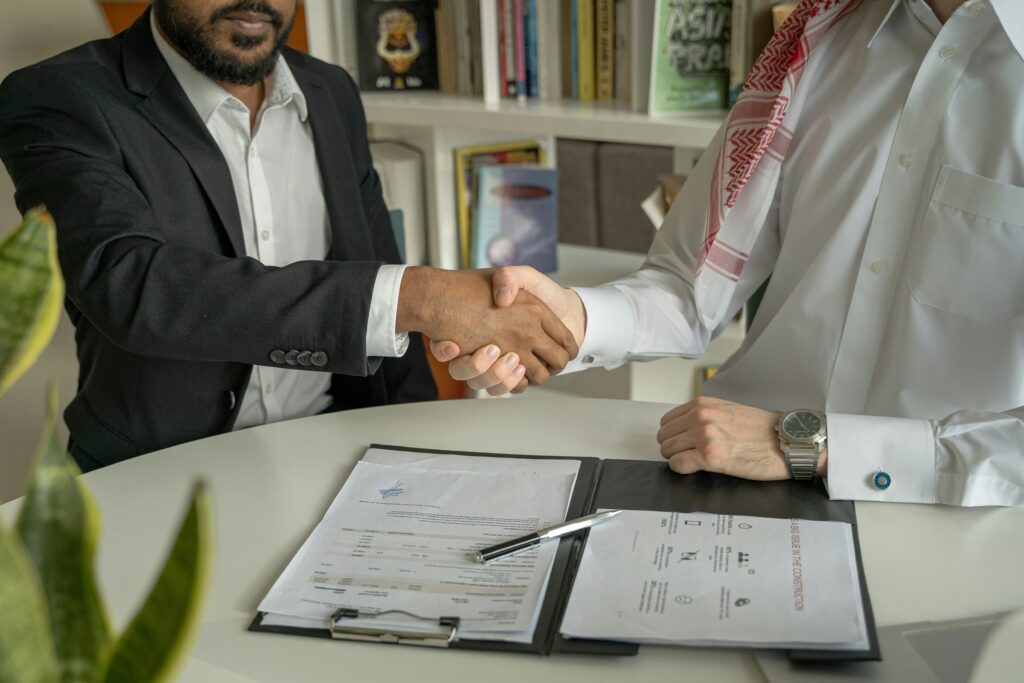 Cascale's membership requirements mobilize action in the consumer goods industry. Here, a handshake between leaders.